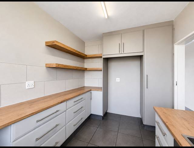 2 BEDROOM FLAT FOR SALE IN THREE RIVERS PROPER